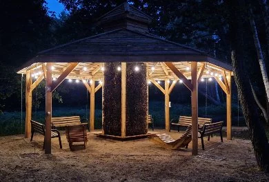 Tężnia solankowa wieczorową porą